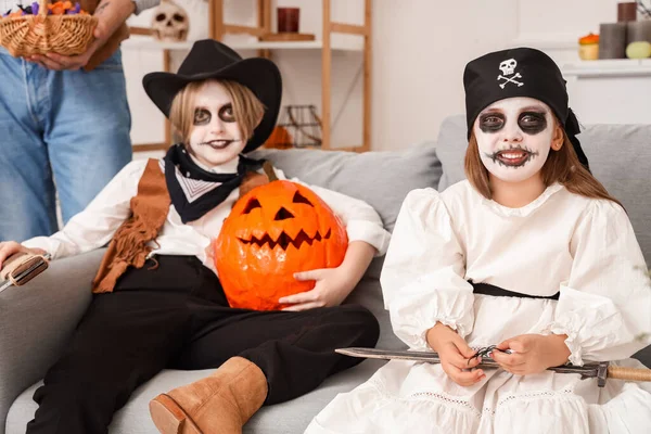 Małe Dzieci Świętują Halloween Domu — Zdjęcie stockowe