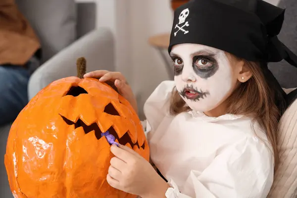 Dziewczynka Dynią Świętuje Halloween Domu Zbliżenie — Zdjęcie stockowe