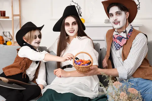 Cadılar Bayramı Evde Kutlayan Şekerli Mutlu Aile — Stok fotoğraf