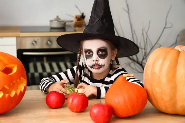 Dziewczynka Świętuje Halloween Domu — Zdjęcie stockowe
