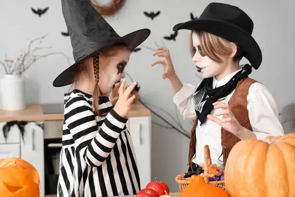 Bambini Piccoli Che Festeggiano Halloween Casa — Foto Stock