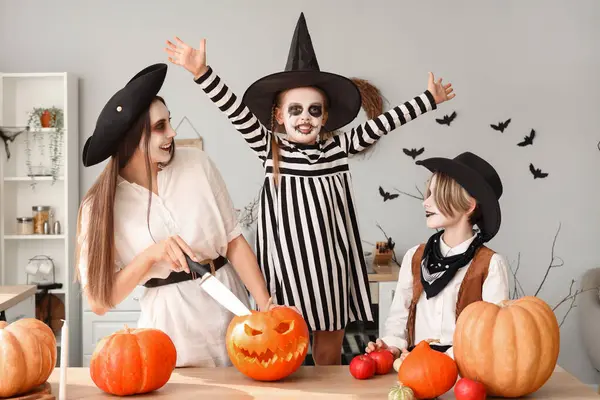 Felice Famiglia Zucche Intaglio Halloween Casa — Foto Stock