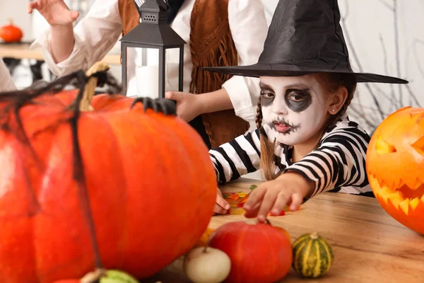 Bambina Che Festeggia Halloween Casa Primo Piano — Foto Stock