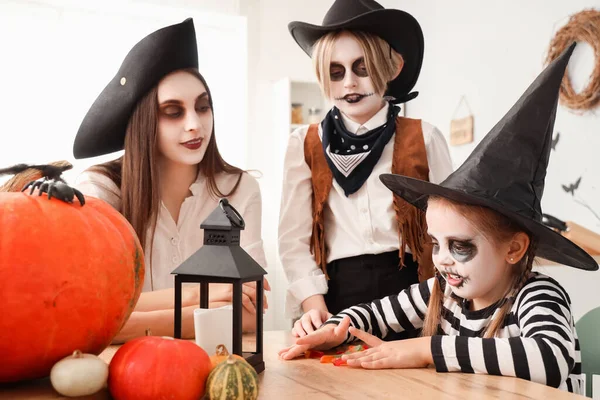 Famiglia Felice Che Festeggia Halloween Casa — Foto Stock