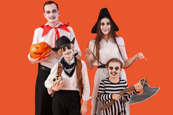 Glückliche Familie Gekleidet Für Halloween Auf Orangefarbenem Hintergrund — Stockfoto