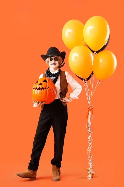 Маленький Мальчик Одетый Хэллоуин Ковбой Тыквой Воздушными Шарами Оранжевом Фоне — стоковое фото