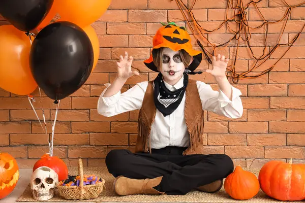 Halloweenre Öltözött Kislány Lufikkal Téglafal Mellett — Stock Fotó