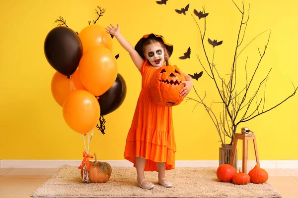 Κοριτσάκι Ντυμένο Για Halloween Κολοκύθες Και Μπαλόνια Κοντά Στον Κίτρινο — Φωτογραφία Αρχείου