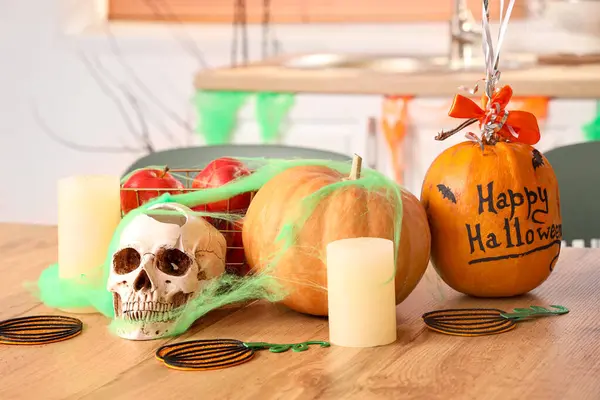 Calabazas Halloween Con Cráneo Velas Mesa Comedor Cocina Primer Plano — Foto de Stock