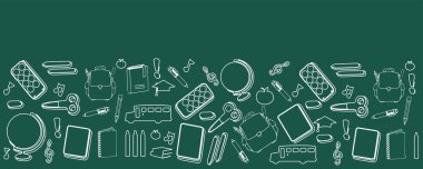 Yeşil karatahtaya birçok farklı çizimler. Okula geri dön.