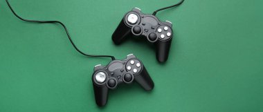 Yeşil arkaplanda modern denetleyiciler