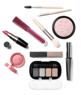 Beyaz arka planda farklı dekoratif kozmetik ve makyaj fırçalarına sahip kompozisyon