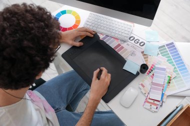 Ofiste tabletle çalışan erkek grafik tasarımcısı, yakın plan