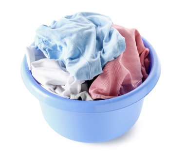 Kirli çamaşırları beyaz arka planda izole edilmiş plastik leğen.