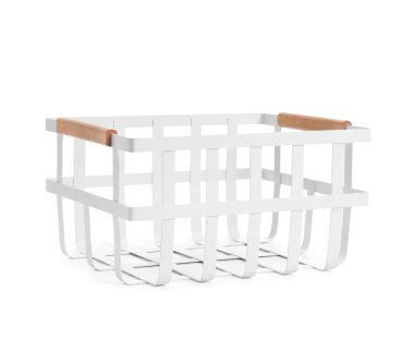 Boş sepet beyaz arkaplanda izole edildi