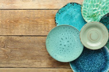 Tahta masadaki turkuaz seramik tabaklar.