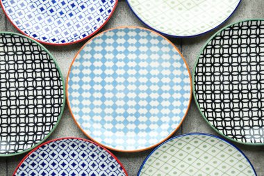 Arkaplan olarak renkli seramik plakalar kümesi