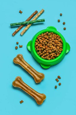 Arka planda köpek maması ve kuru gıda kompozisyonu