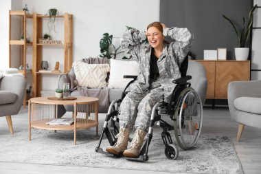 Stresli kadın asker, evinde tekerlekli sandalyede.