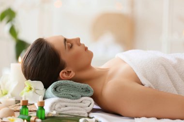 Kaplıcada dinlenen genç bir kadın, yakın plan.