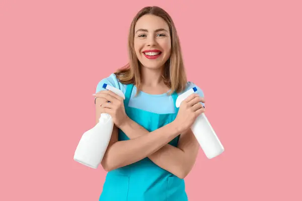 Mujer Joven Con Botellas Detergente Spray Sobre Fondo Rosa —  Fotos de Stock