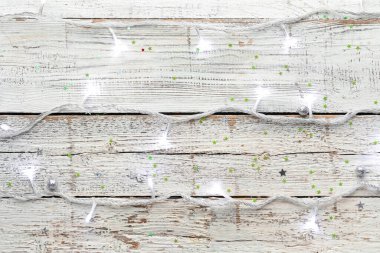 Beyaz ahşap zemin üzerinde Noel ışıkları