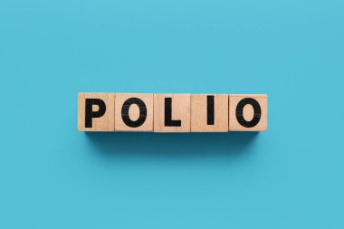 Kelime POLIO mavi arka planda ahşap küplerden yapılmış