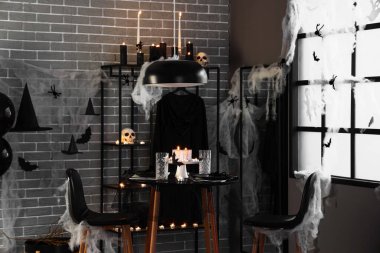 Cadılar Bayramı partisi için servis edilen masa ve dekorasyonlu festival odasının içinde.