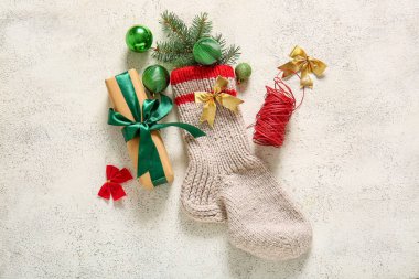 Ağaç dallı Noel çorabı, güzel süslemeler ve beyaz arka planda hediye kutusu.