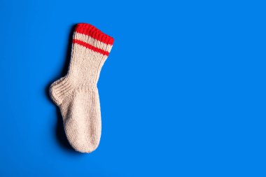 Mavi arka planda asılı Noel çorabı