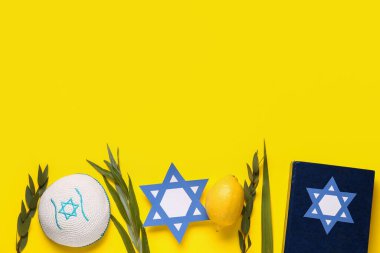 Dört tür (lulav, hadas, arava, etrog) Sukkot festival sembolleri, Tevrat, kippah ve sarı zemin üzerine kağıt David yıldızı