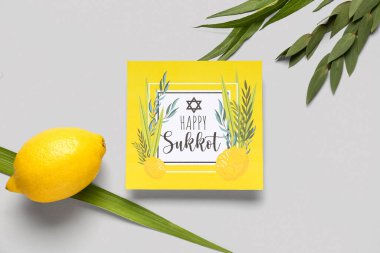 Dört tür (lulav, hadas, arava, etrog) ve gri arkaplanda Mutlu SUKKKOT yazılı tebrik kartı