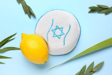 Mavi arka planda dört tür (lulav, hadas, arava, etrog) Sukkot festival sembolleri ve kippah