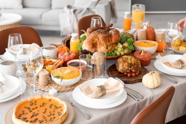 Şükran Günü için lezzetli yiyeceklerle dolu şenlik masası. Odada, yakın plan.