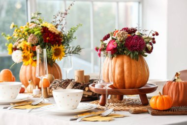 Balkabağının içinde sonbahar çiçekleri olan şenlik masası.