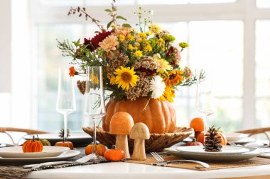 Mutfaktaki yemek masasında sonbahar çiçekli balkabağı, yakın plan.