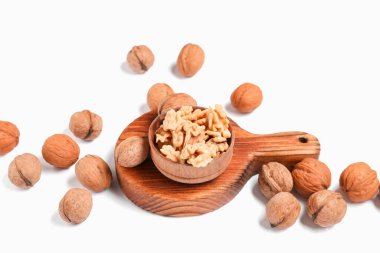 Beyaz arka planda cevizli kase