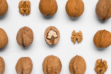 Beyaz arka planda doğal cevizler