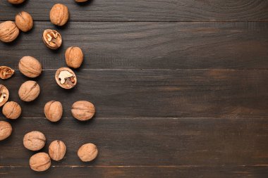 Ahşap arka planda doğal cevizler