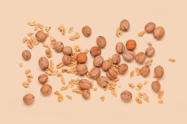 Sarı arka planda doğal cevizler