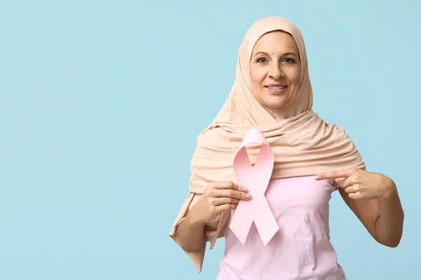 Muslimská Dospělá Žena Růžovou Stuhou Modrém Pozadí Koncepce Povědomí Rakovině — Stock fotografie