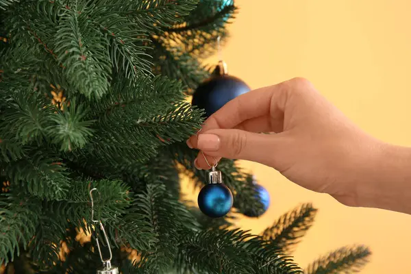 Mulher Decorando Árvore Natal Com Baubles Azuis Close — Fotografia de Stock