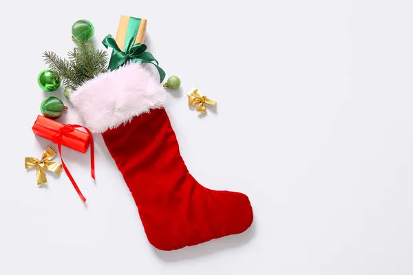 圣诞袜 有树枝 球和白色背景的礼品盒 免版税图库图片