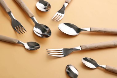 Bej arka planda gümüş çatal bıçak takımı