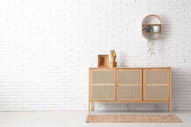 Dekorlu ve raflı modern çekmeceler. Odadaki tuğladan duvarda asılı.