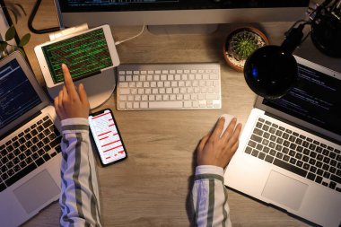 Gece ofiste çalışan kadın programcı, üst görünüm