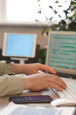 Ofiste çalışan erkek programcı, yakın plan.