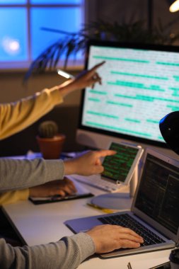 Geceleri ofiste çalışan programcılar, yakın çekim