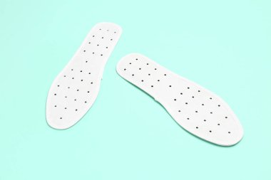 Renk arkaplanında beyaz ortopedik tabanlar