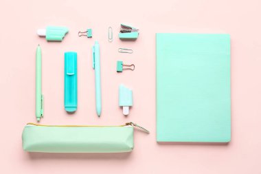 Pembe arka planda okul kırtasiyesi olan şık bir kalem kutusu.